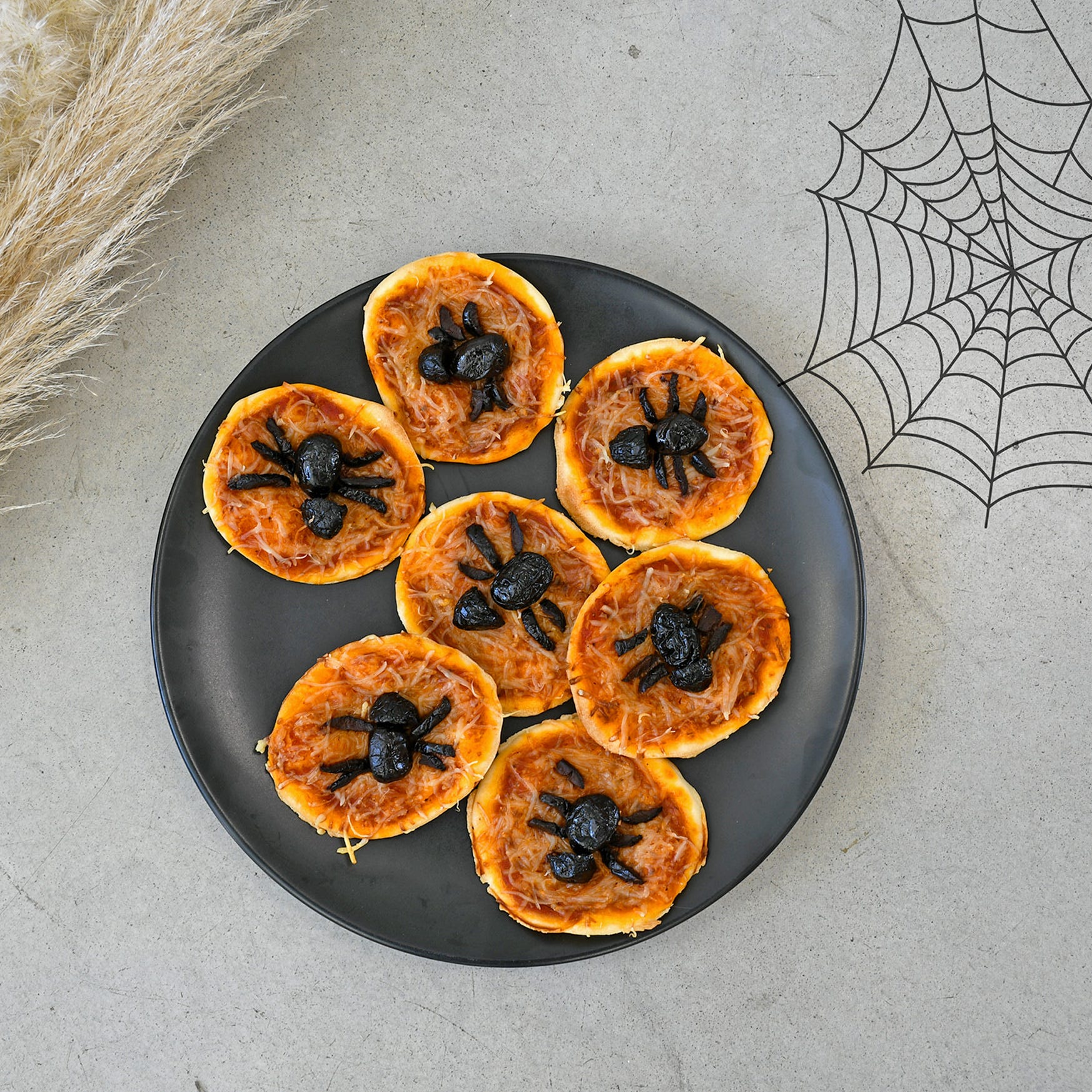 Sorprendete i vostri bambini all’ora dell’aperitivo con queste mini pizze ragno per Halloween! 