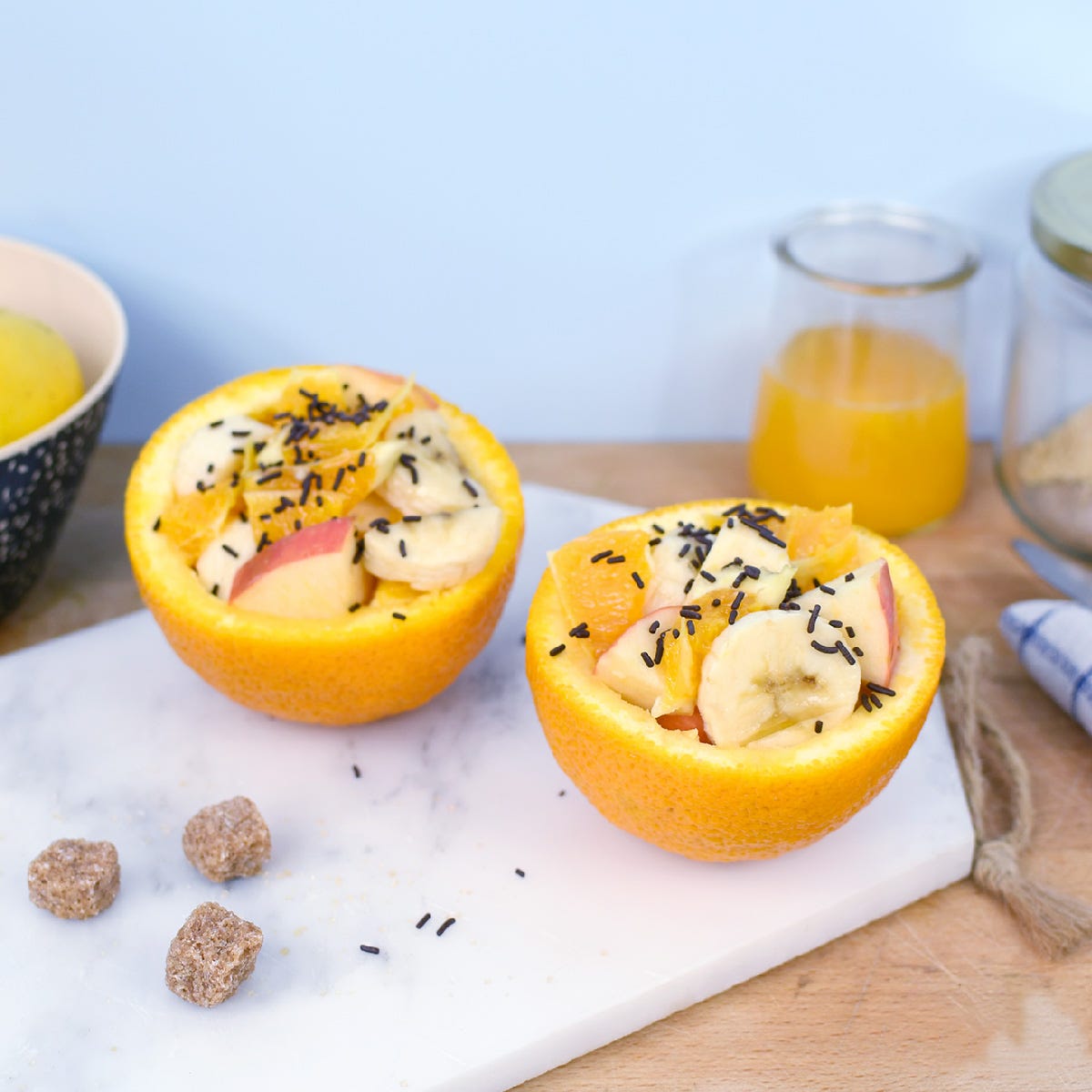 Un’insalata di frutta specialmente invernale servita in un guscio di arancia per un dessert equilibrato e di stagione!