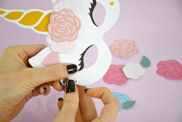 Realizza questa simpatica maschera di carta per essere il più bell’unicorno di questo Carnevale!