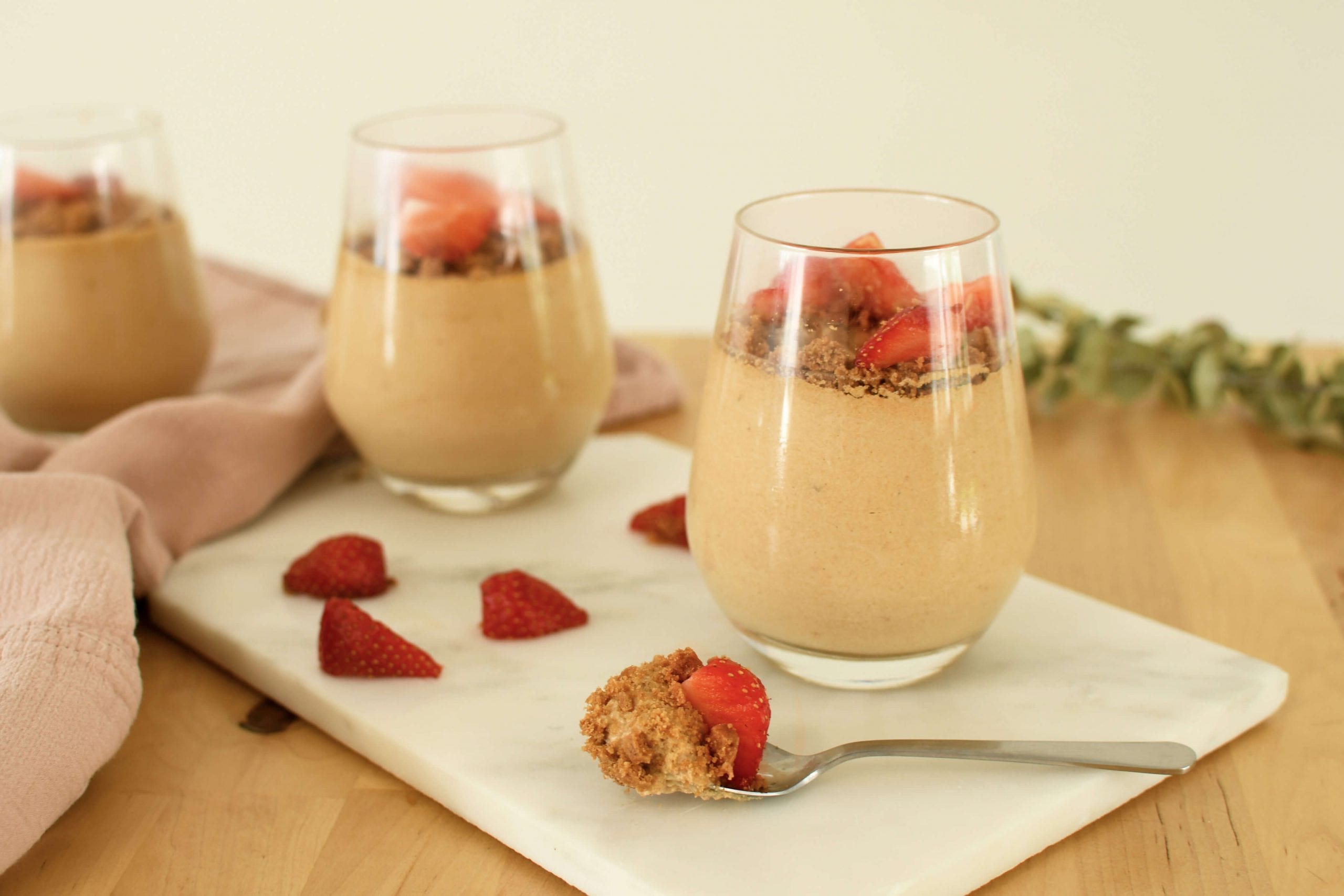 Gustate il famoso biscotto speculoos accompagnato con fragole di stagione in una mousse cremosa per il dessert!